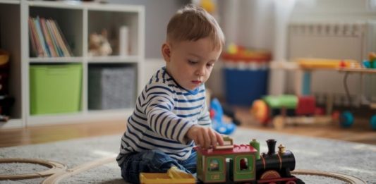 RANI ZNACI AUTIZMA KOJE RODITELJI ČESTO ZANEMARUJU: Prvi simptomi vide se već pri odlasku na spavanje i tokom obroka