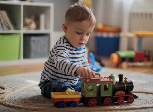 RANI ZNACI AUTIZMA KOJE RODITELJI ČESTO ZANEMARUJU: Prvi simptomi vide se već pri odlasku na spavanje i tokom obroka