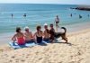 Prijateljice su se odmarale na plaži kada je pas dotrčao do njih i počeo da laje — jedna od žena je iznenada pobledela kad je primetila nešto u njegovom krznu.