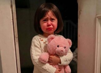 Petogodišnja djevojčica je pozvala 911 šapatom i rekla: „Neko se skriva ispod mog kreveta.“ Kada smo stigli, ono što smo zatekli nije bilo ni blizu onoga što smo očekivali.