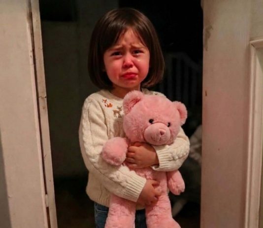 Petogodišnja djevojčica je pozvala 911 šapatom i rekla: „Neko se skriva ispod mog kreveta.“ Kada smo stigli, ono što smo zatekli nije bilo ni blizu onoga što smo očekivali.