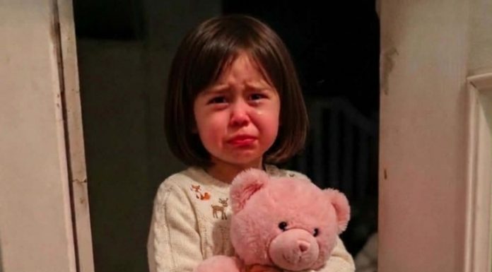 Petogodišnja djevojčica je pozvala 911 šapatom i rekla: „Neko se skriva ispod mog kreveta.“ Kada smo stigli, ono što smo zatekli nije bilo ni blizu onoga što smo očekivali.