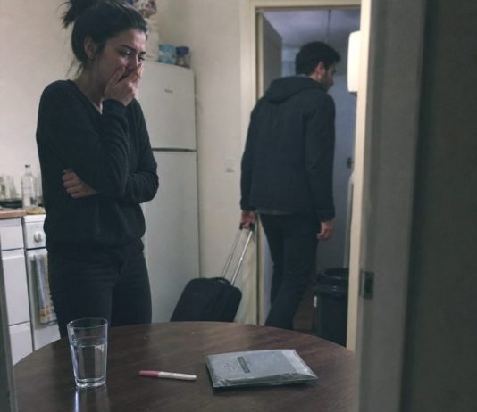 Muž je ubacio moj pozitivan test za trudnoću u čašu vode i rekao: “Neka se namoči, kao i tvoja laž. Ja sam napravio vazektomiju.”