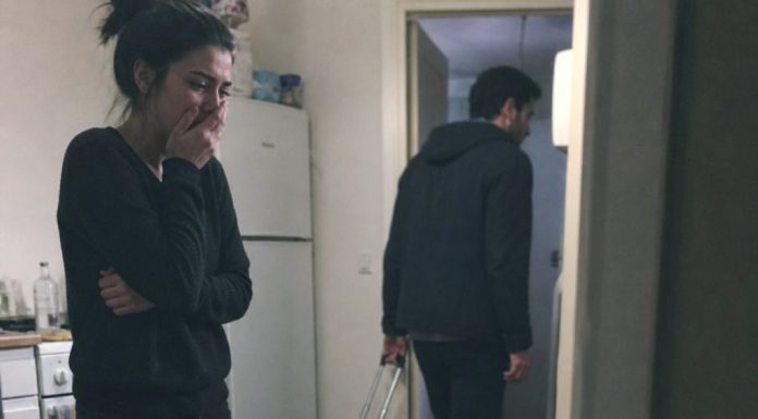 Muž je ubacio moj pozitivan test za trudnoću u čašu vode i rekao: “Neka se namoči, kao i tvoja laž. Ja sam napravio vazektomiju.”