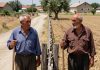 Trideset godina nisam progovorio ni riječ sa komšijom zbog pola metra zemlje — a onda sam se jednog dana srušio u njivi i osoba koja se pojavila kada mi je bilo najpotrebnije bio je baš on.