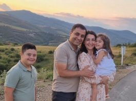 Moj sin imao je Downov sindrom, a ja sam mislila da ne razumije kako se ponašamo prema njemu… sve dok nisam pronašla pismo ispod njegova jastuka, a prvi redak glasio je: Mama, ja znam… 💔