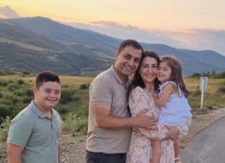 Moj sin imao je Downov sindrom, a ja sam mislila da ne razumije kako se ponašamo prema njemu… sve dok nisam pronašla pismo ispod njegova jastuka, a prvi redak glasio je: Mama, ja znam… 💔