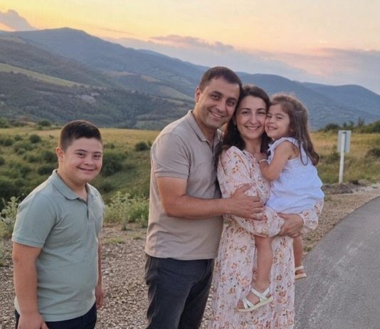 Moj sin imao je Downov sindrom, a ja sam mislila da ne razumije kako se ponašamo prema njemu… sve dok nisam pronašla pismo ispod njegova jastuka, a prvi redak glasio je: Mama, ja znam… 💔