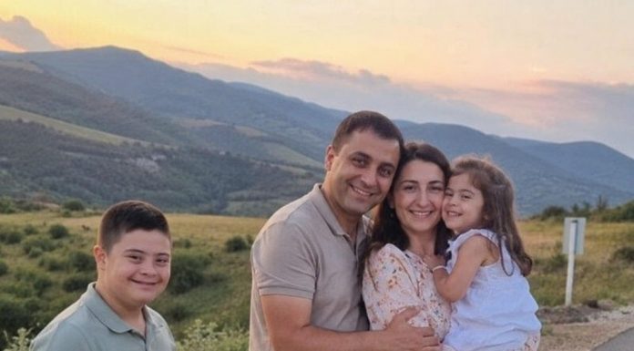Moj sin imao je Downov sindrom, a ja sam mislila da ne razumije kako se ponašamo prema njemu… sve dok nisam pronašla pismo ispod njegova jastuka, a prvi redak glasio je: Mama, ja znam… 💔