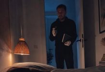 Muž mi je svake večeri davao tabletu „da mi pomogne da bolje spavam“. Jednom sam se pravila da je uzimam i ležala nepomično, tiho promatrajući sve. U 2:47, ušao je u sobu noseći rukavice, kameru i crnu bilježnicu i šapnuo nešto što nikada nisam smjela čuti.