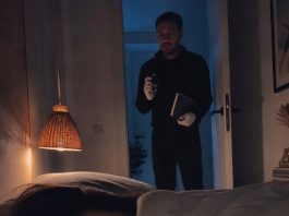 Muž mi je svake večeri davao tabletu „da mi pomogne da bolje spavam“. Jednom sam se pravila da je uzimam i ležala nepomično, tiho promatrajući sve. U 2:47, ušao je u sobu noseći rukavice, kameru i crnu bilježnicu i šapnuo nešto što nikada nisam smjela čuti.