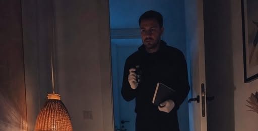 Muž mi je svake večeri davao tabletu „da mi pomogne da bolje spavam“. Jednom sam se pravila da je uzimam i ležala nepomično, tiho promatrajući sve. U 2:47, ušao je u sobu noseći rukavice, kameru i crnu bilježnicu i šapnuo nešto što nikada nisam smjela čuti.