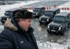 Otpušten sam, letio sam kući u drugi grad. U avionu sam spasio ženu od srčanog udara. Kad sam izašao, 16 luksuznih automobila blokiralo je parking, zaštitar je prišao i rekao jednu rečenicu, svi su stali…..😲😲😲
