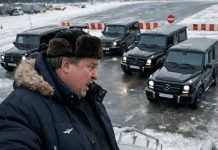 Otpušten sam, letio sam kući u drugi grad. U avionu sam spasio ženu od srčanog udara. Kad sam izašao, 16 luksuznih automobila blokiralo je parking, zaštitar je prišao i rekao jednu rečenicu, svi su stali…..😲😲😲