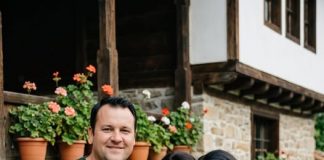 Moj muž je doveo prijateljicu da ostane kod nas samo sedmicu dana — a onda sam ispod njenog kreveta pronašla kutiju koja je objasnila zašto se prema njoj ponašao kao prema tajni.