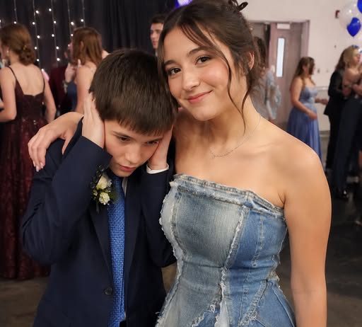 Moja maćeha se nasmijala maturalnoj haljini koju je moj autistični brat sašio od stare odjeće naše pokojne majke — ali karma ju je već čekala