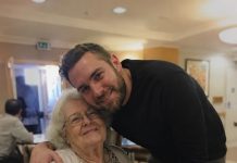 Sin me ostavio u domu za starije kako bi prodao moju kuću… Mjesecima kasnije vratio se moleći — ali neznanac me već bio odveo kući 💔