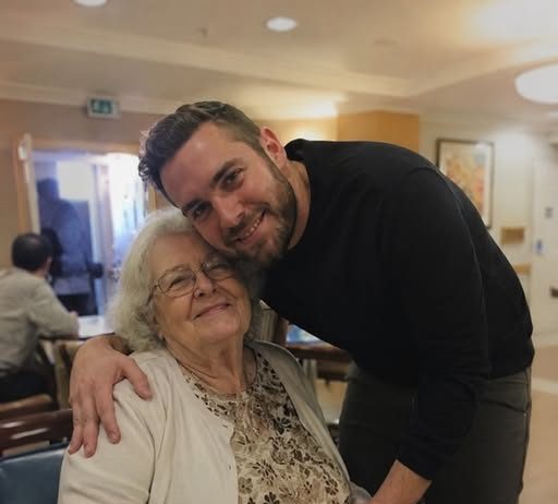 Sin me ostavio u domu za starije kako bi prodao moju kuću… Mjesecima kasnije vratio se moleći — ali neznanac me već bio odveo kući 💔