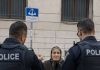 Policija je osetila sažaljenje prema jadnoj starici koja je nelegalno prodavala robu na ulici — ali kada se jedan od policajaca sagnuo da bolje pogleda povrće, žena je odmah uhapšena 😱😨