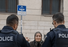 Policija je osetila sažaljenje prema jadnoj starici koja je nelegalno prodavala robu na ulici — ali kada se jedan od policajaca sagnuo da bolje pogleda povrće, žena je odmah uhapšena 😱😨