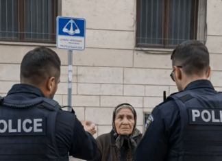 Policija je osetila sažaljenje prema jadnoj starici koja je nelegalno prodavala robu na ulici — ali kada se jedan od policajaca sagnuo da bolje pogleda povrće, žena je odmah uhapšena 😱😨