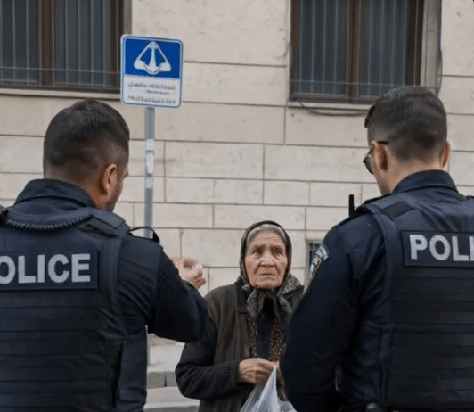 Policija je osetila sažaljenje prema jadnoj starici koja je nelegalno prodavala robu na ulici — ali kada se jedan od policajaca sagnuo da bolje pogleda povrće, žena je odmah uhapšena 😱😨