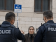 Policija je osetila sažaljenje prema jadnoj starici koja je nelegalno prodavala robu na ulici — ali kada se jedan od policajaca sagnuo da bolje pogleda povrće, žena je odmah uhapšena 😱😨