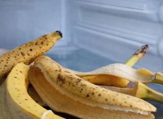 U FRIŽIDER STAVILA KORU OD BANANA: Kada čujete razlog odmah ćete uraditi isto!