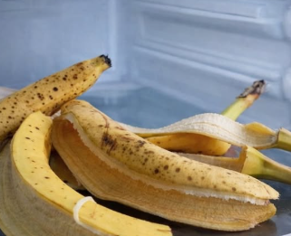 U FRIŽIDER STAVILA KORU OD BANANA: Kada čujete razlog odmah ćete uraditi isto!