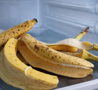 U FRIŽIDER STAVILA KORU OD BANANA: Kada čujete razlog odmah ćete uraditi isto!