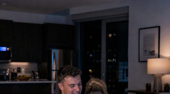 Tijekom naše filmske večeri, moj dečko ostavio je svoj otključani mobitel kad je otrčao u kupaonicu. Iskočila je poruka: “Zar ona još uvijek priča?” Otvorila sam grupni chat i pronašla mjesece snimki — njega kako ismijava moj smijeh, naziva me “očajnom”