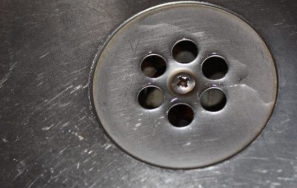 SMRDI VAM IZ KUPATILA KADA PADA KIŠA? Samo ubacite 1 sitnicu iz kuhinje u odvod i rešite problem