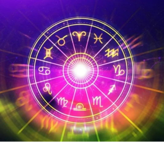 U današnjem članku vam pišemo na temu astroloških predviđanja i perioda za koje se vjeruje da mogu donijeti pojačanu sreću i pozitivne promjene u životu. Ljudi često vole čitati ovakve prognoze jer im daju nadu i osjećaj da se stvari mogu okrenuti na bolje. Neki u tome vide zabavu, a neki inspiraciju za nove početke. Tokom svake godine postoje periodi koji se, prema astrološkim tumačenjima, smatraju posebno povoljnim za određene znakove. Ljeto 2026. godine se u tim interpretacijama izdvaja kao vrijeme kada bi tri znaka Zodijaka mogla osjetiti snažan talas promjena, kao da im se životne okolnosti konačno slažu u njihovu korist. Iako se sve posmatra simbolično, mnogi ljudi vole da pronađu smisao u ovakvim najavama i povežu ih sa svojim ličnim iskustvima. Prvi znak koji se najčešće spominje u ovom periodu jeste Lav. Ovaj znak se u astrologiji povezuje sa samopouzdanjem, snagom i izraženom ličnošću, pa se i tokom ljeta 2026. godine očekuje da Lavovi budu u centru dešavanja. Njihova energija bi mogla biti posebno primjetna u društvu, gdje će lako privlačiti pažnju i otvarati vrata novim prilikama. Lavovi bi mogli imati osjećaj da im se stvari konačno odvijaju bez većih prepreka. Situacije koje su ranije bile neizvjesne sada bi mogle početi da se rješavaju u njihovu korist. Posebno se ističe mogućnost novih poslovnih prilika i projekata koji bi im mogli donijeti dugoročnu stabilnost. U isto vrijeme, njihov društveni život mogao bi postati mnogo dinamičniji, ispunjen susretima i događajima koji donose pozitivnu energiju. Drugi znak koji ulazi u period zanimljivih promjena jeste Jarac. Ovaj znak je poznat po disciplini, strpljenju i ozbiljnom pristupu životu. Međutim, ljeto 2026. godine za Jarčeve bi moglo donijeti nešto blaži i emotivniji ritam, koji će ih podstaći da više pažnje posvete ličnim odnosima. Kod onih koji su u vezi, očekuje se jačanje povjerenja i veća bliskost sa partnerom. Zajednički planovi, putovanja i razgovori o budućnosti mogli bi igrati važnu ulogu u njihovom odnosu. Ovo je period kada se mnogi Jarčevi mogu osjećati sigurnije nego ranije, jer će imati utisak da grade stabilniju emocionalnu osnovu. Slobodni Jarčevi mogli bi doživjeti iznenadne susrete koji će ih izbaciti iz rutine. Neke situacije bi se mogle desiti spontano, bez plana i očekivanja, što će im donijeti osjećaj svježine i uzbuđenja. Posebno se naglašava mogućnost ponovnog kontakta s osobama iz prošlosti, što može otvoriti prostor za razmišljanje o starim odlukama i emocijama. Treći znak kojem se pripisuje posebno zanimljiv period jeste Vodolija. Ovaj znak se često povezuje sa slobodom, originalnošću i nekonvencionalnim pristupom životu. Tokom ljeta 2026. godine Vodolije bi mogle osjetiti snažnu potrebu za promjenama, ali i za novim emotivnim iskustvima. U ljubavnom smislu, Vodolije bi mogle doživjeti neočekivane preokrete. Neke osobe koje su dugo bile samo poznanici mogle bi iznenada postati mnogo važnije u njihovom životu. Takođe, postoji mogućnost da se nova ljubavna priča pojavi u trenutku kada je najmanje očekuju, što će dodatno pojačati osjećaj uzbuđenja i neizvjesnosti. Najveći potencijal za ovakve susrete nalazi se u društvenim aktivnostima, putovanjima i neformalnim okupljanjima. Upravo u opuštenim situacijama Vodolije bi mogle upoznati ljude koji će ostaviti snažan utisak na njih. Emocionalna otvorenost i spremnost na promjene biće ključni faktor za sve što im se bude dešavalo. Osim ljubavnih dešavanja, Vodolije bi mogle osjetiti i unutrašnji lični rast. To može značiti donošenje odluka koje su dugo odlagale, ali i oslobađanje od stvari koje ih emotivno opterećuju. Ovaj period za njih može biti važan korak ka većoj unutrašnjoj ravnoteži. Iako se ovakve astrološke prognoze često posmatraju kao zabava, mnogi ljudi u njima pronalaze motivaciju ili barem zanimljiv pogled na moguće tokove događaja. Važno je napomenuti da se ne radi o naučno potvrđenim činjenicama, već o simboličnim tumačenjima koja služe kao inspiracija. Bez obzira na znak, svaki pojedinac ima mogućnost da sam kreira svoje iskustvo kroz odluke koje donosi i način na koji reaguje na okolnosti. Ipak, prema astrološkim interpretacijama, Lavovi, Jarčevi i Vodolije mogli bi tokom ljeta 2026. godine osjetiti pojačanu dinamiku u životu, više prilika za napredak i snažnije emocionalne momente. Na kraju, ovakve priče podsjećaju da se život često mijenja u neočekivanim pravcima. Ponekad je dovoljan mali trenutak, nova osoba ili spontana odluka da se otvori potpuno novo poglavlje. Upravo zato se ljeto 2026. u ovim tumačenjima prikazuje kao period koji može donijeti svježinu, nove početke i osjećaj da se stvari konačno pomjeraju s mjesta.