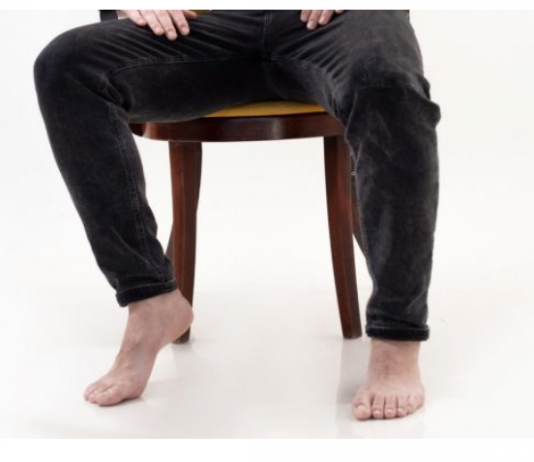 Šta znači ako osoba stalno ‘CUPKA’ nogom, prema psihologiji?