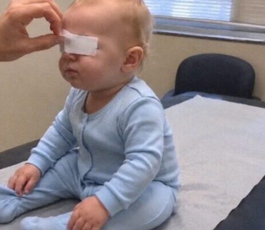 Moj 9-mjesečni sin nikada nije jasno vidio moje lice… Ali kada je liječnik skinuo povez s njegova oka i ja sam šapnula njegovo ime, njegove male oči napunile su se suzama…