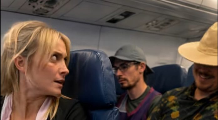 Mislio je da može raditi šta hoće u avionu… ali je brzo dobio lekciju