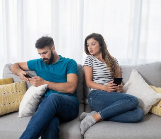 OVAKO SE MUŠKARAC PONAŠA PRE PREVARE: Otvorite širom oči, ODAĆE ga ovih 7 STVARI