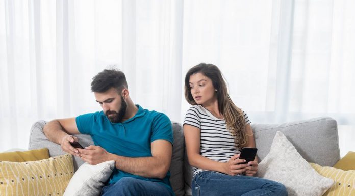 OVAKO SE MUŠKARAC PONAŠA PRE PREVARE: Otvorite širom oči, ODAĆE ga ovih 7 STVARI