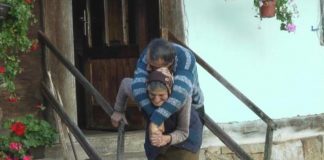 “Ništa mi nije bilo teško” Baka Olga 60 godina nosila sina na leđima: Priča o majci heroini će vas rasplakati FOTO