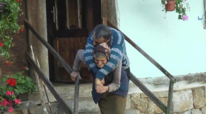 “Ništa mi nije bilo teško” Baka Olga 60 godina nosila sina na leđima: Priča o majci heroini će vas rasplakati FOTO