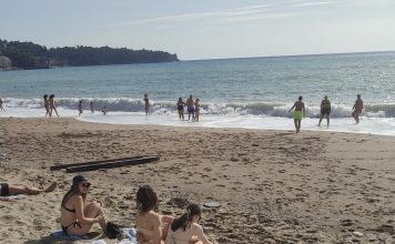 Panika kod Sutomora, JEZIVO MORSKO STVORENJE sledilo kupače!SVI PREDTRAVLJENI POBJEGLI SA PLAŽE GLAVOM BEZ OBZIRA!!!