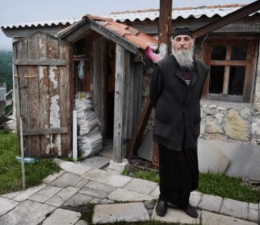 Kada vam neka osoba čini zlo i nanosi vam veliku bol, uradite samo ovu stvar i ponovo ćete naći svoj put ka sreći: Moćan savet monaha sa Svete Gore