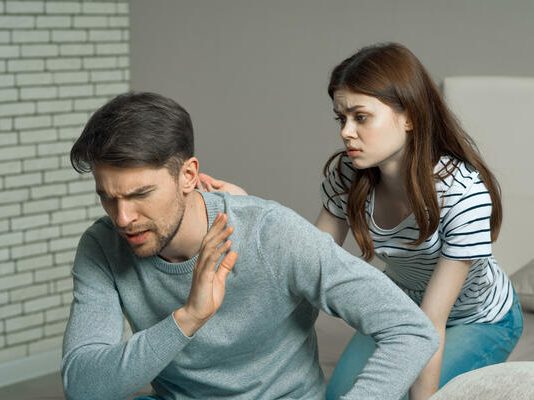 OVAKO SE MUŠKARAC PONAŠA PRE PREVARE: Otvorite širom oči, ODAĆE ga ovih 7 STVARI