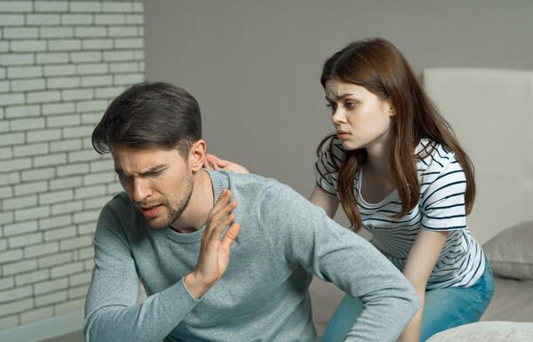 OVAKO SE MUŠKARAC PONAŠA PRE PREVARE: Otvorite širom oči, ODAĆE ga ovih 7 STVARI