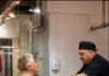 Svaki dan 70-godišnja penzionerka kupovala 40 kilograma mesa od svog uobičajenog mesara: Jednog dana mesar je odlučio da je prati – a kada je vidio kuda sve to meso ide, pozvao je policiju 😱😨