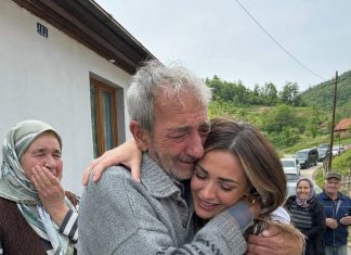 Prodao je posljednji komad zemlje da školuje kćer — a 11 godina kasnije kolona automobila pred njegovom kućom natjerala je cijelo selo na suze