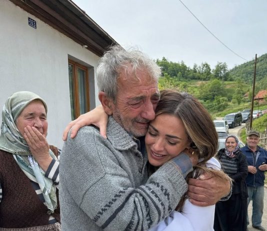Prodao je posljednji komad zemlje da školuje kćer — a 11 godina kasnije kolona automobila pred njegovom kućom natjerala je cijelo selo na suze