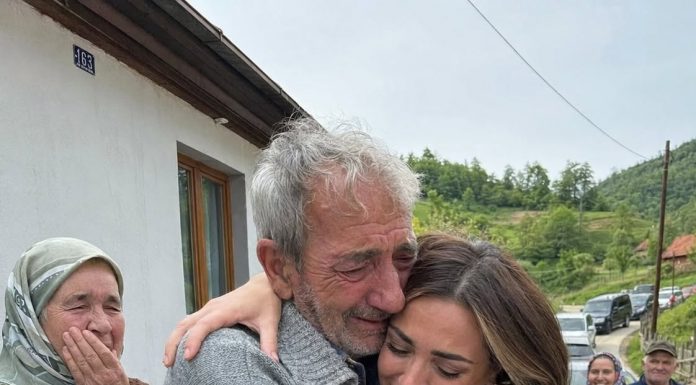 Prodao je posljednji komad zemlje da školuje kćer — a 11 godina kasnije kolona automobila pred njegovom kućom natjerala je cijelo selo na suze