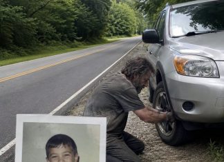 Osamnaest godina nakon što je moj sin nestao, beskućnik mi je promijenio probušenu gumu na Ruti 9… Ali ono što je ostavio u mom automobilu potpuno me slomilo