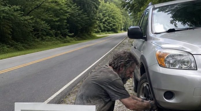 Osamnaest godina nakon što je moj sin nestao, beskućnik mi je promijenio probušenu gumu na Ruti 9… Ali ono što je ostavio u mom automobilu potpuno me slomilo